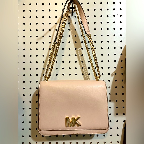 Michael Kors Handbags - Michael Kors Baby pink Shoulder Bag